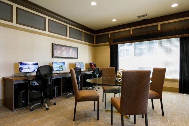 Building Photo - Student-Friendly One Bedroom With Private Bath in Eagles Landing - Utilities Included