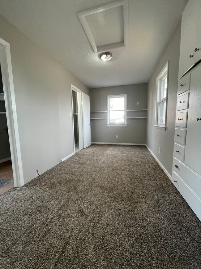 Building Photo - 2 bed, 1 bath home for rent in Waterloo