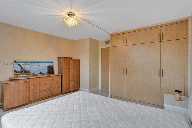 Building Photo - 1913 S Ocean Dr