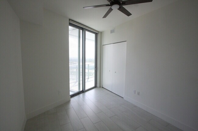 Building Photo - 2000 Metropica Wy
