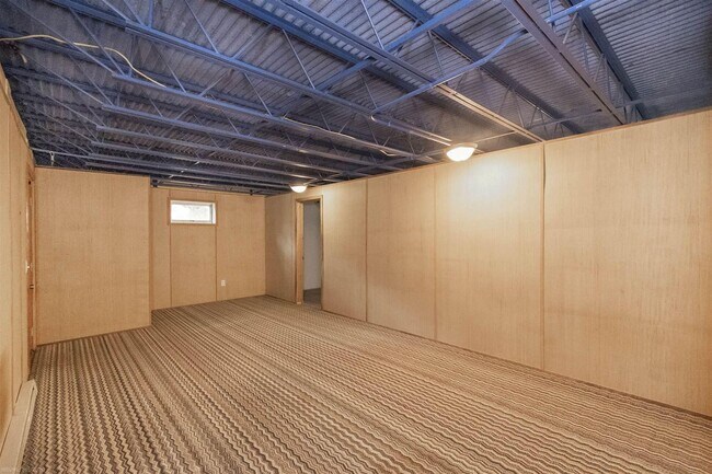 Building Photo - 6 bed/3 1/2 bath.  Pet Friendly