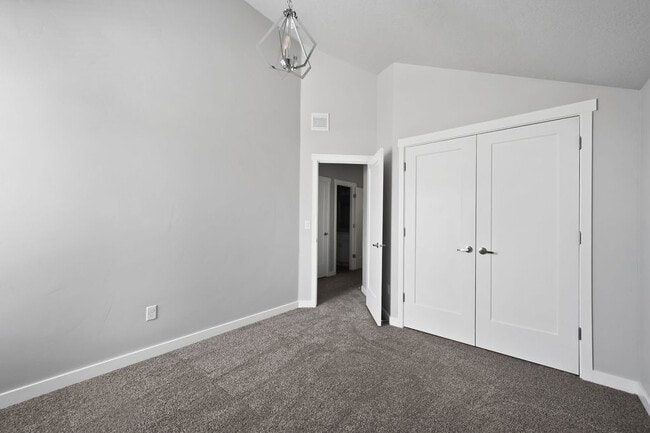 Building Photo - 735 E Zekes Ct