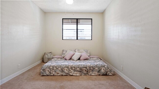 Building Photo - Renovated 2br/1ba/2pkg 3rd Fl Townhome