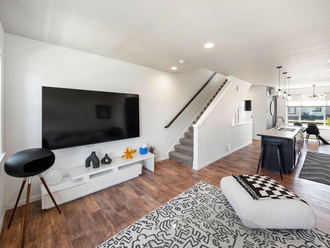 Building Photo - 2423 W Bridge Ave