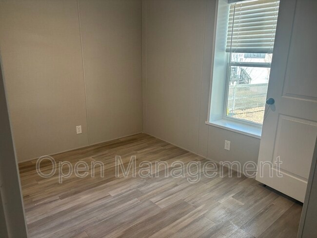 Building Photo - 16 English Village Park