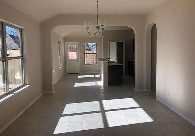 Building Photo - Spacious 3 bedroom, 2 bath available!