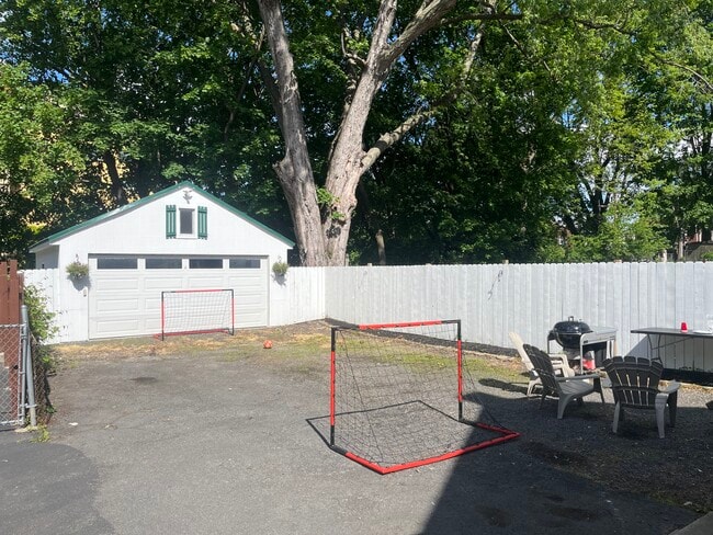 Building Photo - 25 Besch Ave