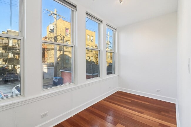 Building Photo - 7622 N Greenview Ave