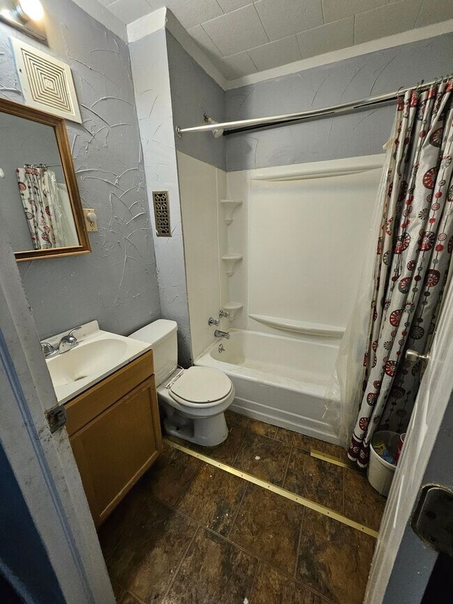 Building Photo - 652 E 4th St