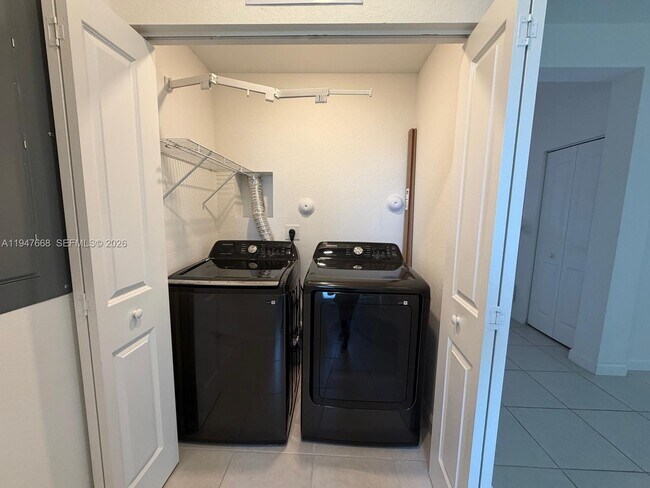 Building Photo - 909 NE 211th St