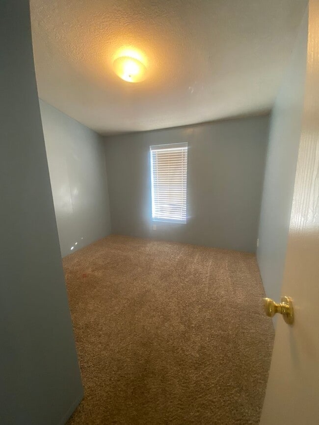 Building Photo - 4 Bedroom Single Family Home!