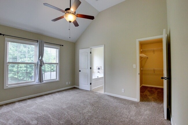 Building Photo - Sweet 3 bed 2 bath clost to post and I-24.