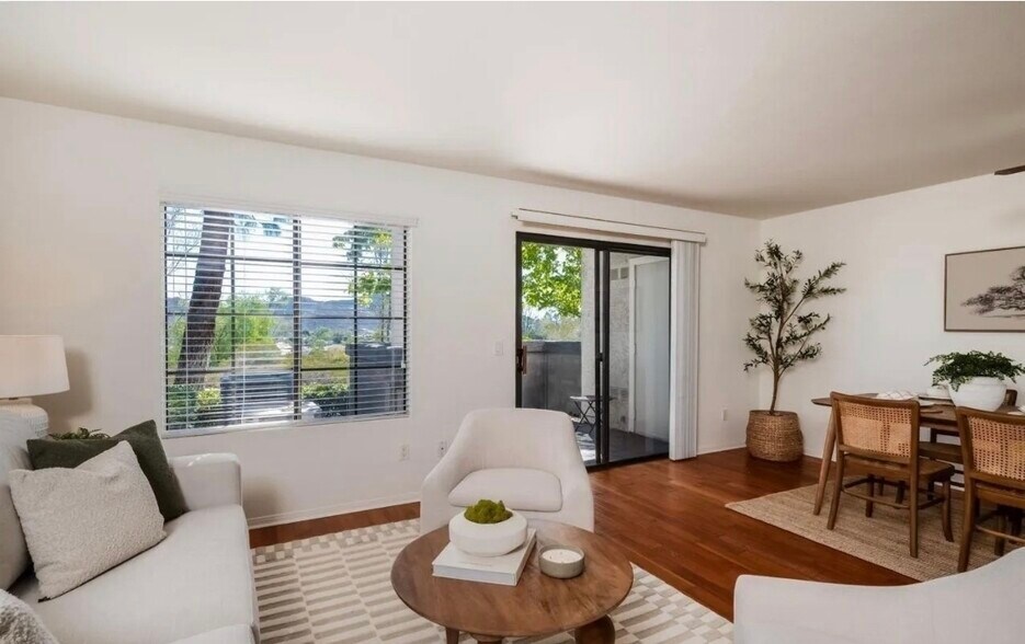 Building Photo - 15016 Avenida Venusto
