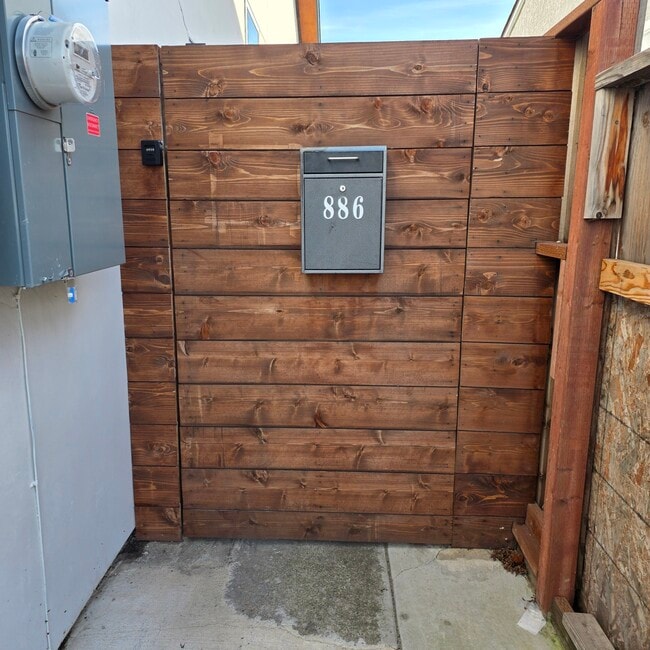 Building Photo - 886 Barri Dr