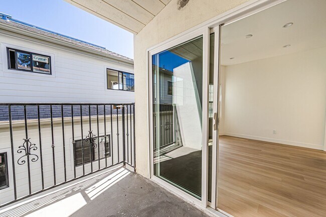 Building Photo - Modern Upstairs 3-Bed/2-Bath at 4222 – 1 M...