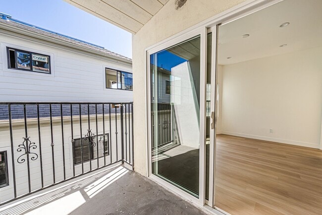 Building Photo - Modern Upstairs 3-Bed/2-Bath at 4222 – Two...