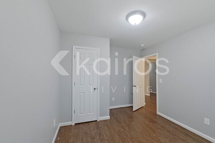 Building Photo - 922 12th Ln