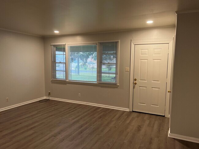 Building Photo - 1909 McCall St