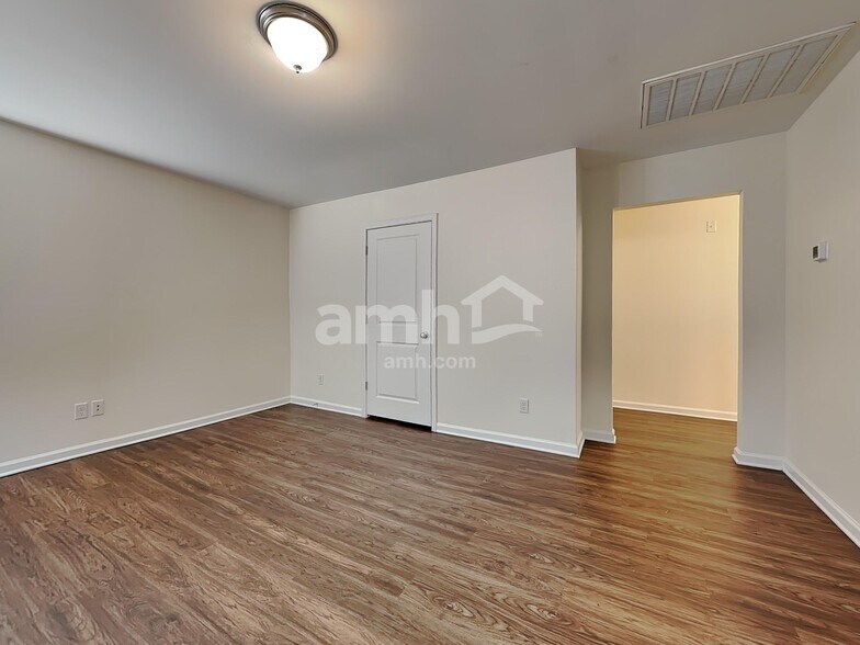 Building Photo - 202 Dogwood Cir