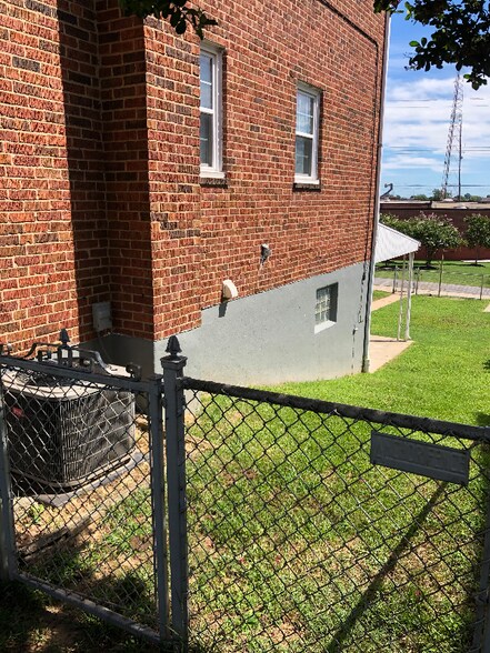 Building Photo - 1913 Searles Rd