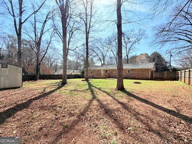 Building Photo - 560 Greencrest Dr