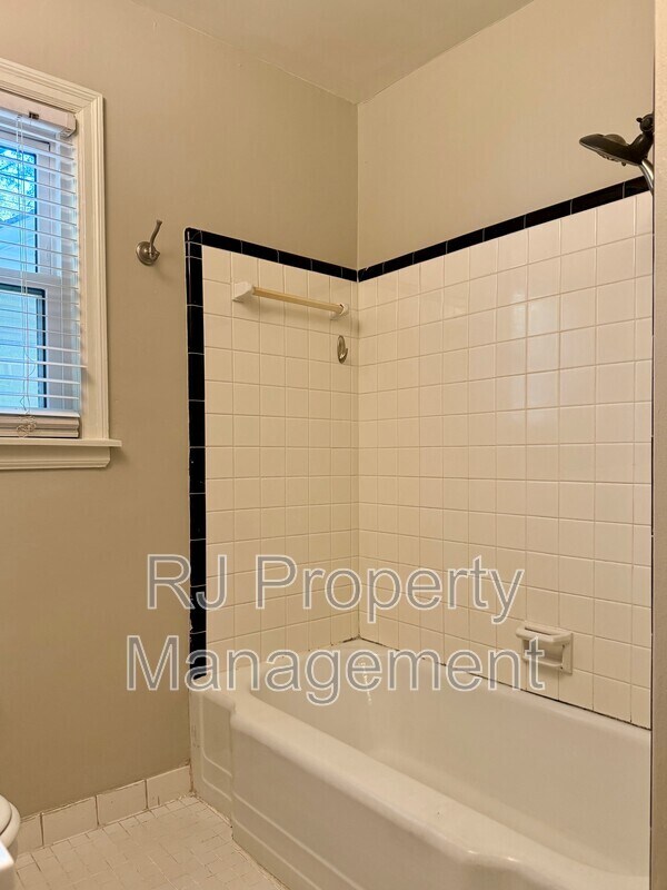 Building Photo - 2888 Midland Ave