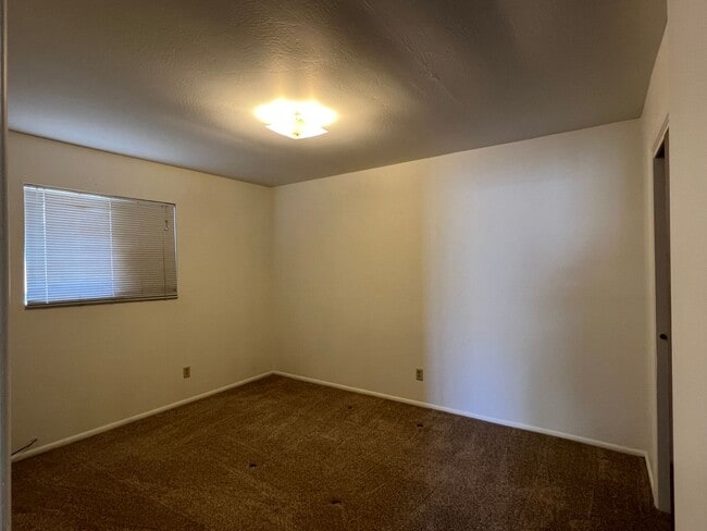 Building Photo - 2bed/1 bath duplex unit