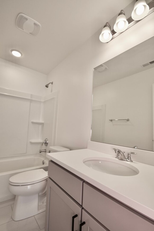 Building Photo - 3 Bed 2.5 Bath Townhome with Awesome View in Daybreak!