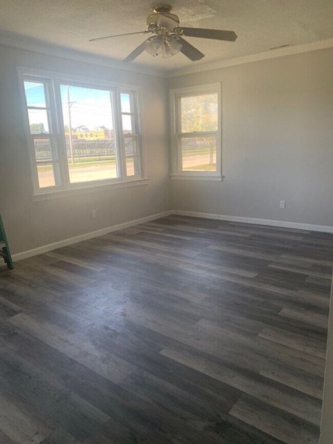 Building Photo - Newly renovated 2 bedroom home just for you