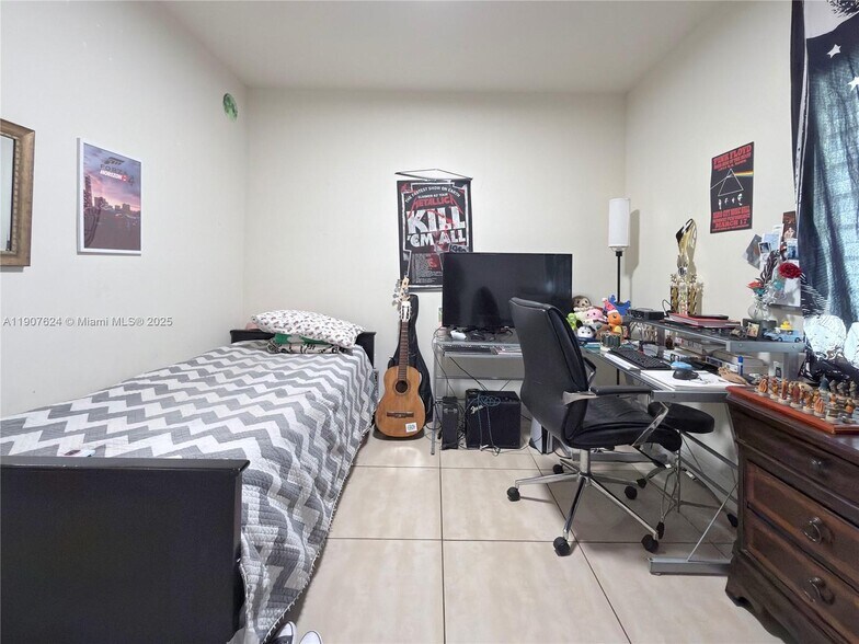 Building Photo - 1053 SW 29th Ct