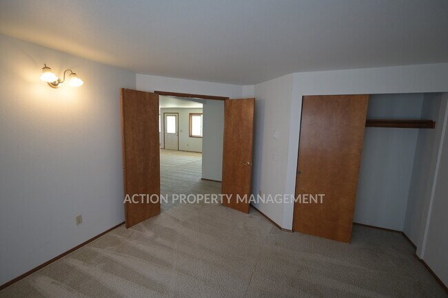 Building Photo - 3 bed 2 bath, 2 car garage in Sequim