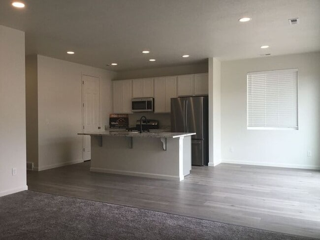 Building Photo - 3 bdrm 2 1/2 bath Home- Small Dog Friendly