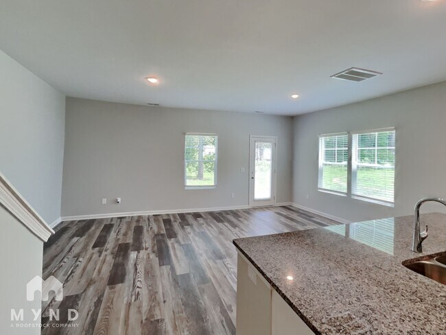 Building Photo - 482 Gray St