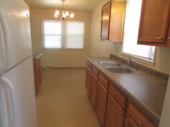 Building Photo - 3 BEDROOM | 1 BATH | CARPORT | SOUTH