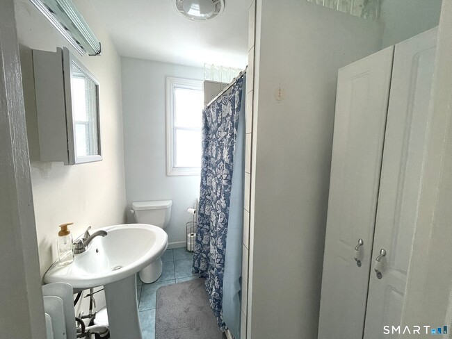 Building Photo - 108 Concord St