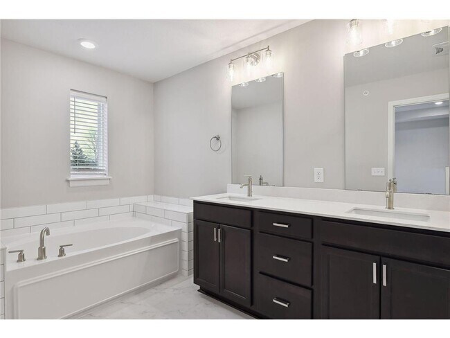 Building Photo - 2438 N Blossom Cir