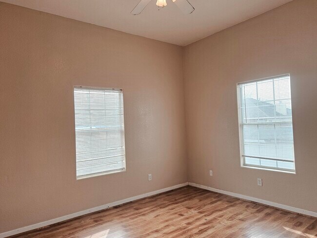 Building Photo - 5027 Creekmont Dr