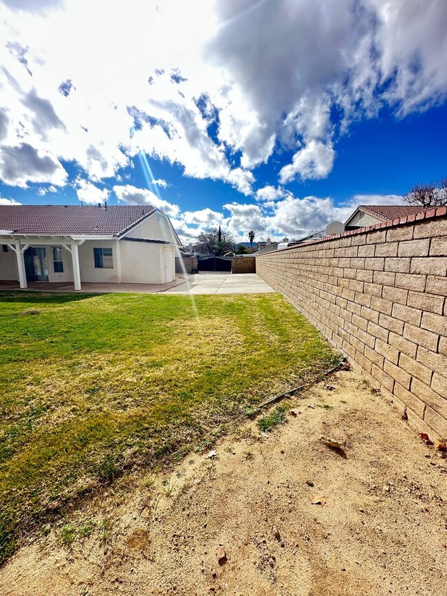 Building Photo - West Palmdale Pool Home