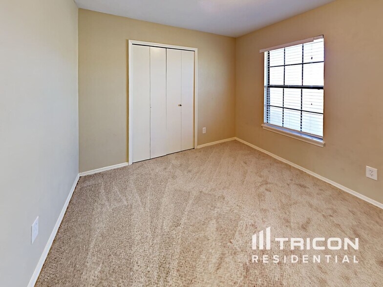 Building Photo - 924 Granite Ln