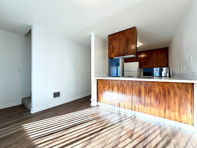 Building Photo - **FREE FIRST MONTH'S RENT** Updated Townhouse in the Heart of Garden Home~ New LVP Flooring~ Wash...