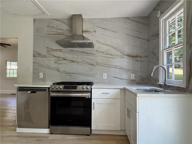 Building Photo - 2469 Glynn Dr SE