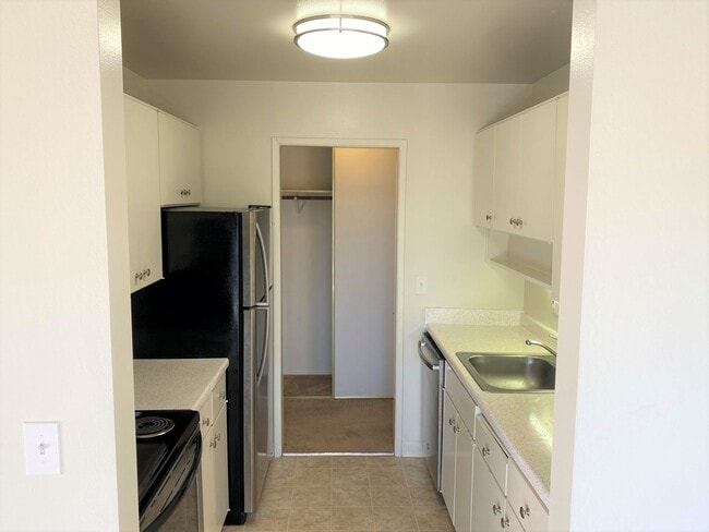Building Photo - One Bedroom Condo Available in Watergate Community/Emeryville!