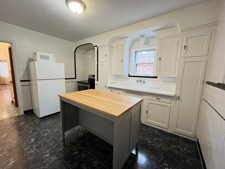 Building Photo - 6430 Bancroft Ave