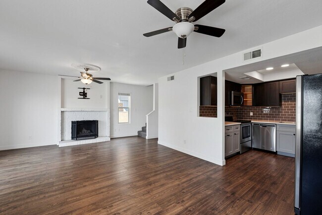 Building Photo - Stylish Dobson Glen Townhome | Updated Kitchen, Loft & Pool Access