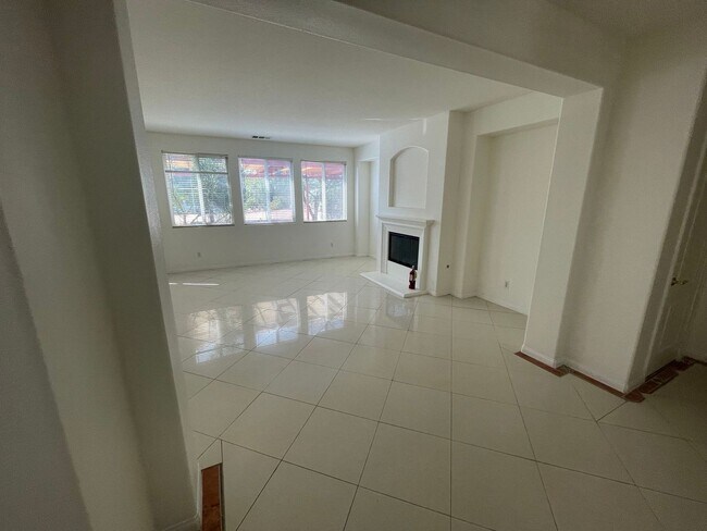 Building Photo - Spacious 4-Bedroom Home in Desirable Woodcrest, Riverside!