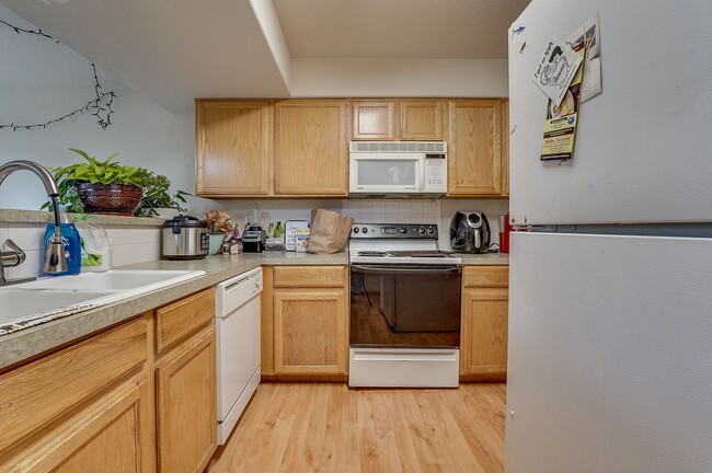 Building Photo - Spacious 3 Bed, 3 1/2 Bath Townhome in Northwest Fort Collins!