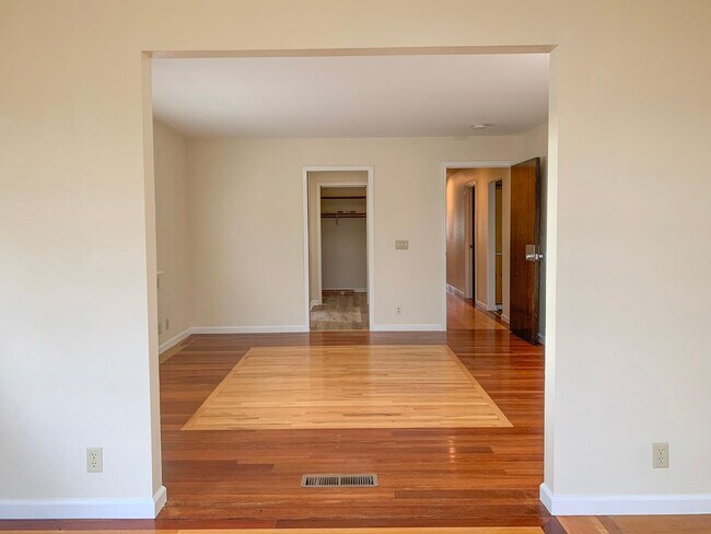 Building Photo - Meadow Lane