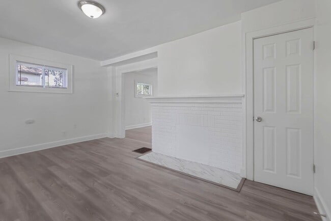 Building Photo - 450 S Terrace Ave