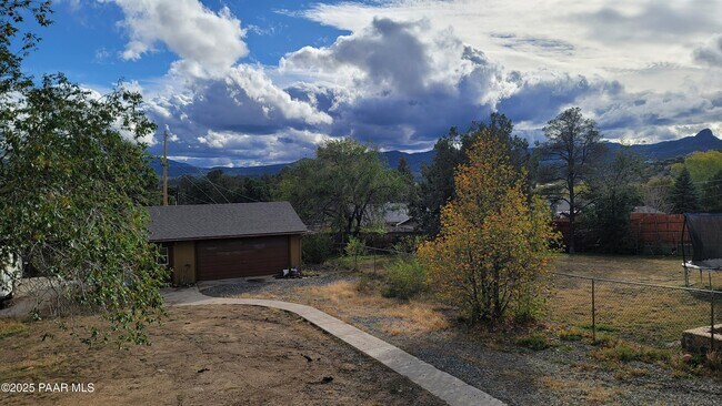 Building Photo - 727 Douglas Ave