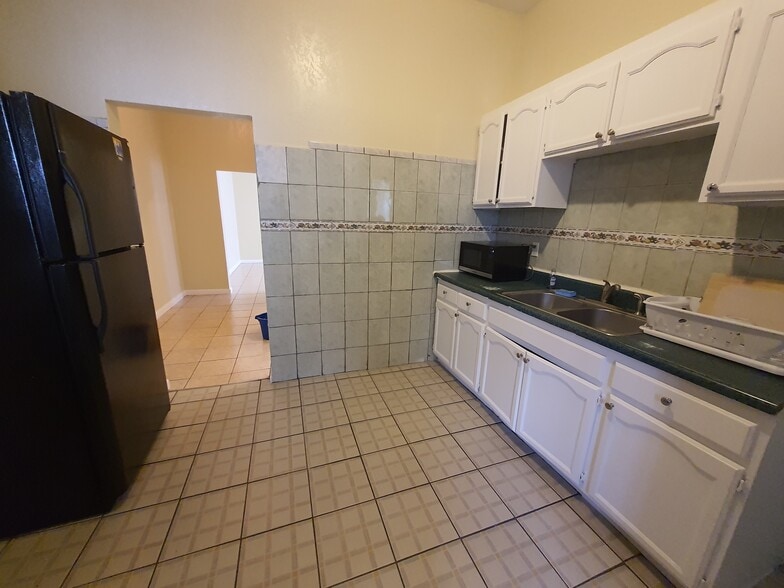 Kitchen - 4226 Wall St